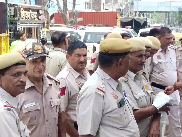 टिकरी बॉर्डर पर पुलिस के जवानों को तैनात कर दिया गया है।