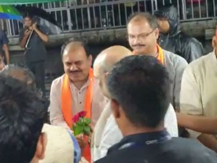 भाजपा के कई बड़े नेता रात में गृहमंत्री अमित शाह के स्वागत के लिए एयरपोर्ट पहुंचे।