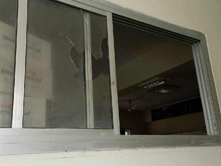 भदेसर मॉडल स्कूल से दो लाख का सामान चोरी: पहले ट्रांसफार्मर के तार काटे फिर छत से कांच की खिड़की तोड़कर घुसे भदेसर मॉडल स्कूल से दो लाख का सामान चोरी: पहले ट्रांसफार्मर के तार काटे फिर छत से कांच की खिड़की तोड़कर घुसे