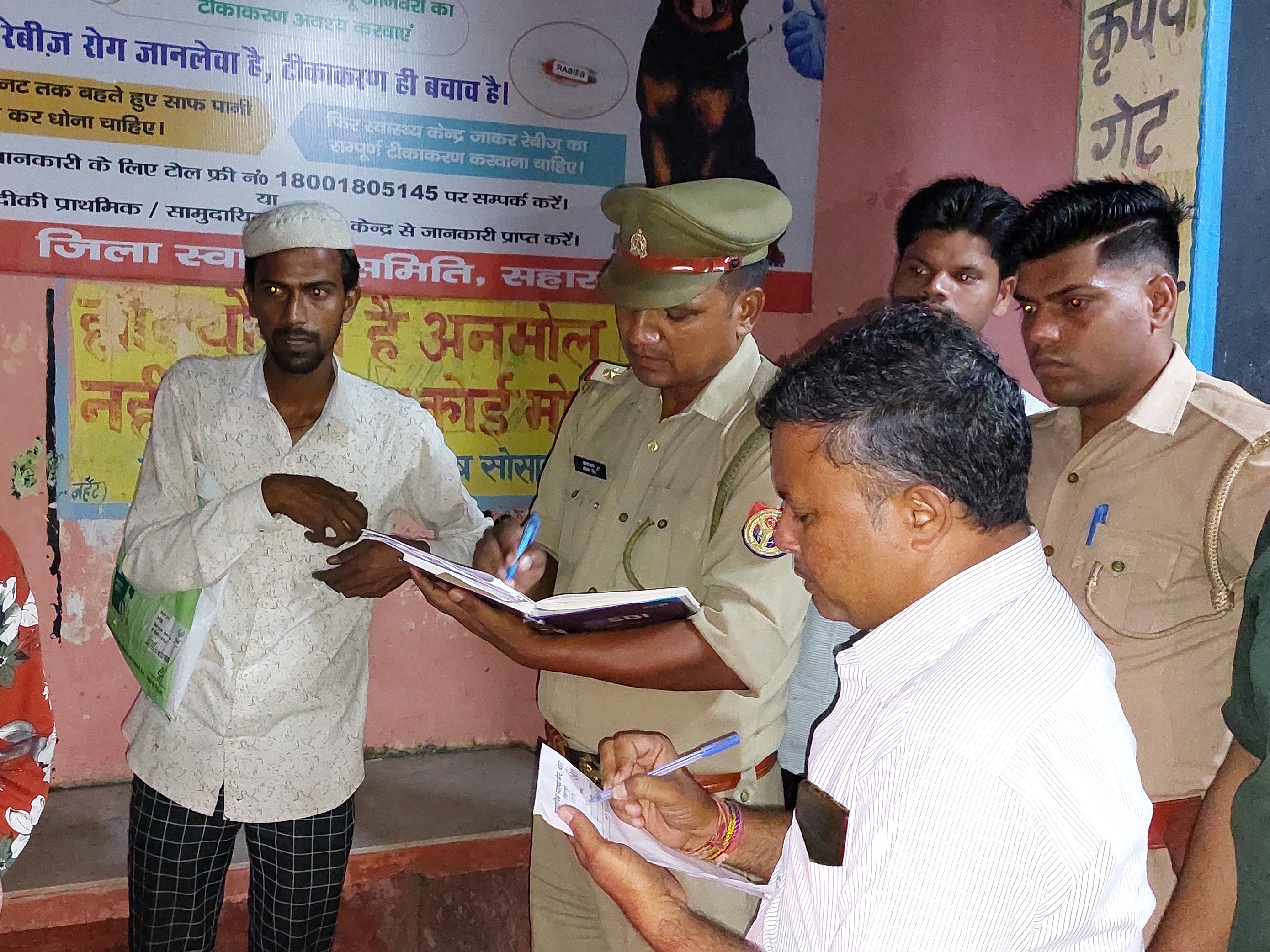 बागपत में पति-गर्भवती पत्नी और 3 बच्चों को कैंटर ने रौंदा; सहारनपुर में ट्रक-वैन की भिड़ंत | The young man was carrying a pregnant wife and three girls on the bike, the canter trampled 4 में हादसे की सूचना पाकर पहुंची पुलिस ने पड़ताल की। पोस्टमार्टम के लिए भिजवाया है।