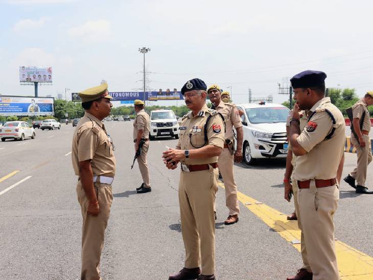 नोएडा पुलिस कमिश्नर आलोक सिंह खुद सड़कों पर हैं। वे बॉर्डर वाले इलाकों में सघन चेकिंग करा रहे हैं। - Dainik Bhaskar