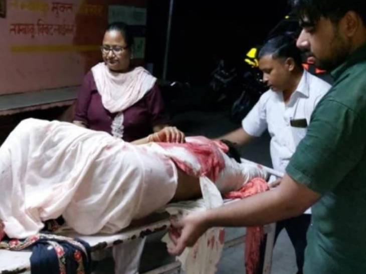 बागपत में पति-गर्भवती पत्नी और 3 बच्चों को कैंटर ने रौंदा; सहारनपुर में ट्रक-वैन की भिड़ंत | The young man was carrying a pregnant wife and three girls on the bike, the canter trampled 3 हुए हादसे के बाद घायलों को अस्पताल ले जाया गया।