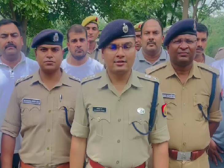 ये फोटो डीसीपी अभिषेक वर्मा की है। उन्होंने दिलावर खान को बरामद करने और दो बदमाशों को गिरफ्तार करने की जानकारी दी है।