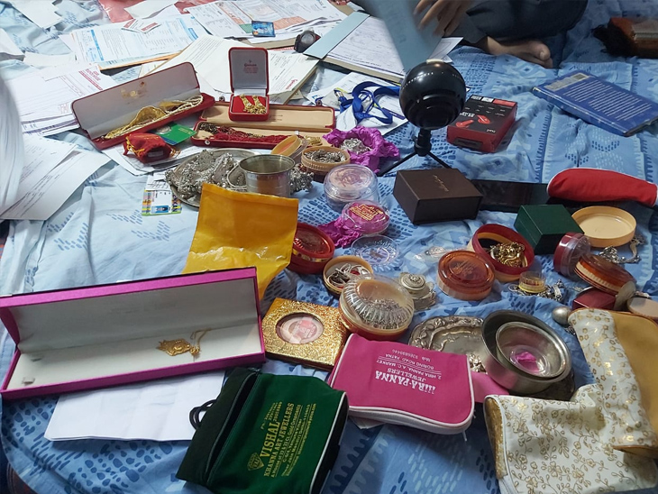 सहायक अभियंता के पूर्वी बोरिंग कैनाल रोड स्थित फ्लैट पर भी छापेमारी की गई।