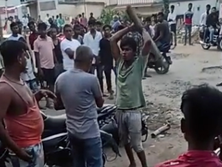 मैकेनिक की बांस-बल्ले से पिटाई की गई।