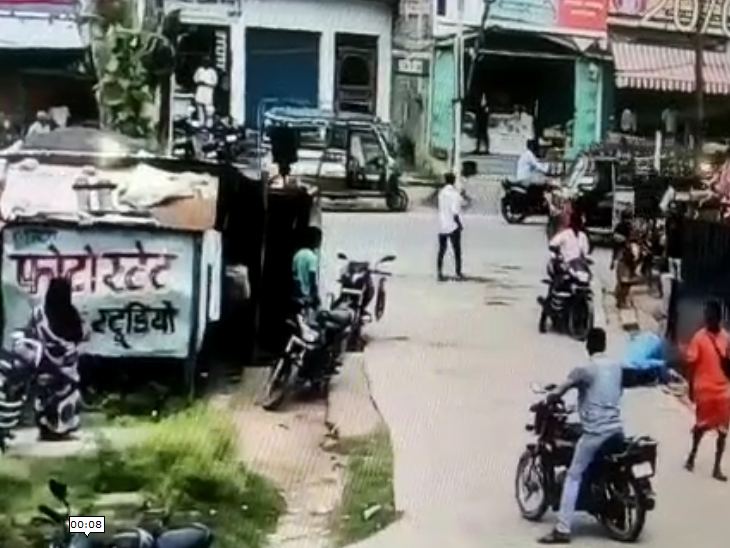 संजय गोली लगते ही सिर के बल गिर गए।