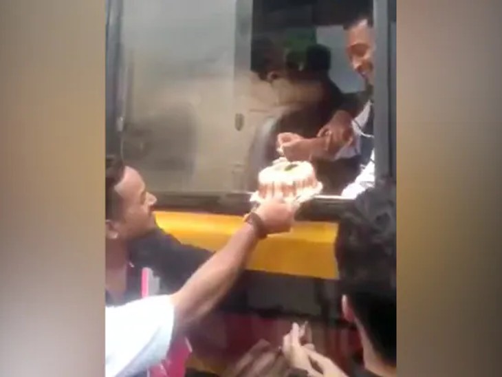 पुलिस वैन में बैठ कर केक काटता रोशन।