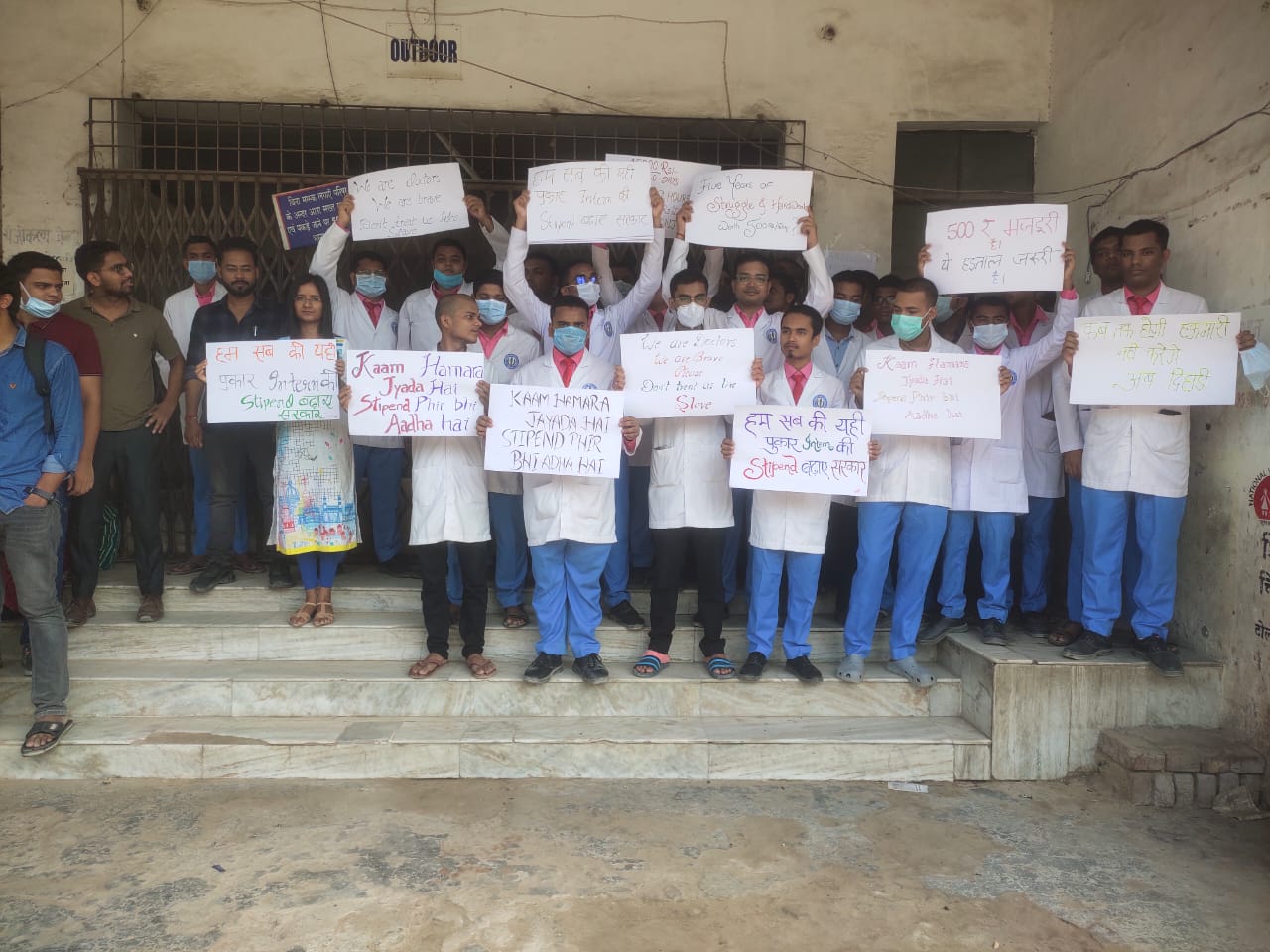 बेतिया में हंगामा करते जूनियर डॉक्टर।