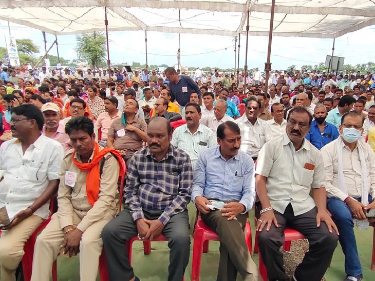 आंदोलनकारी कर्मचारी मंगलवार को भी कामकाज छोड़कर धरना स्थल पर बैठे रहे। - Dainik Bhaskar