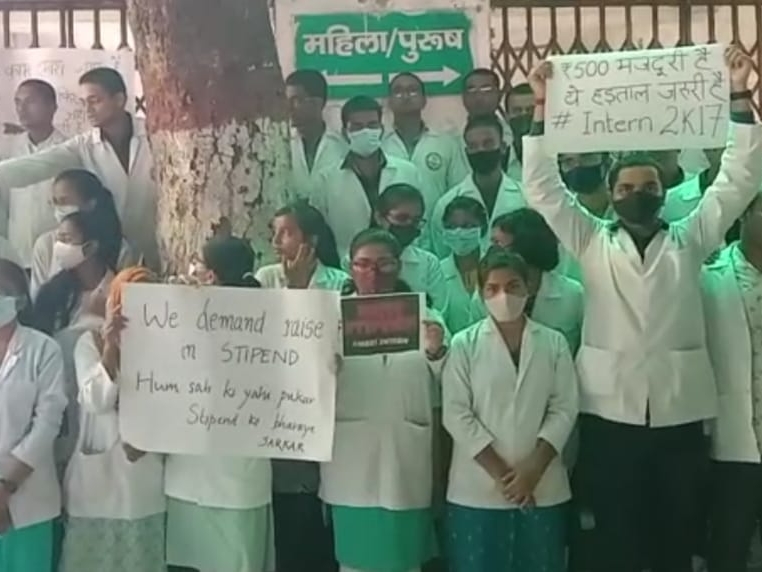 35 हजार तक स्टाइपेंड बढ़ाने मांग कर रहे हैं, जमकर की नारेबाजी | Trainee doctors strike in Muzaffarpur - Dainik Bhaskar
