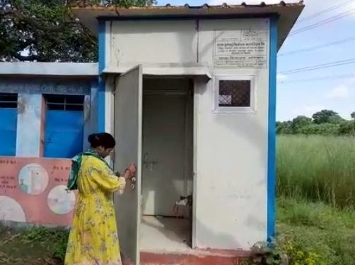 इस विद्यालय में वर्षों से मिड डे मील भी नही बनता।