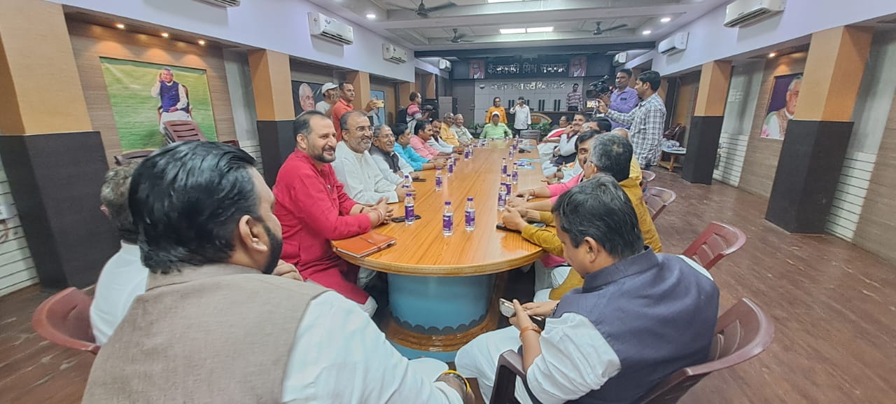 नेता प्रतिपक्ष के चयन को लेकर बिहार बीजेपी की बैठक हो रही है।