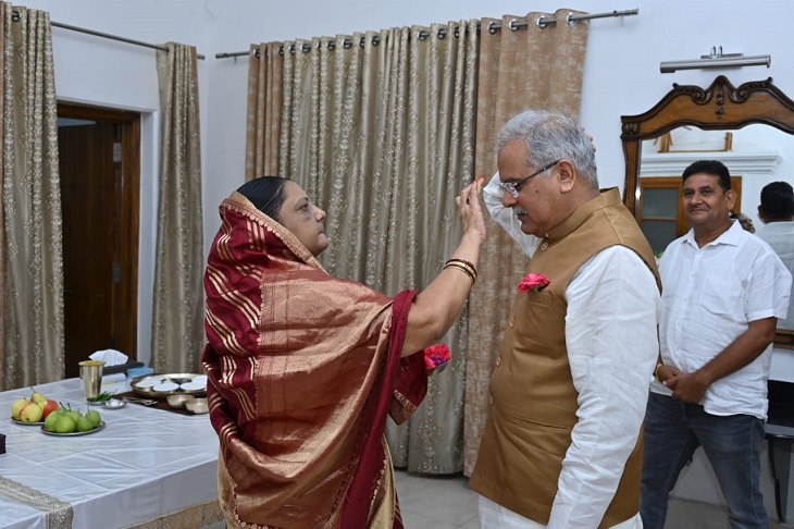 कुछ यूं तिलक लगाकर पत्नी मुक्तेश्वरी बघेल ने मुख्यमंत्री को जन्मदिन की बधार्द दी।