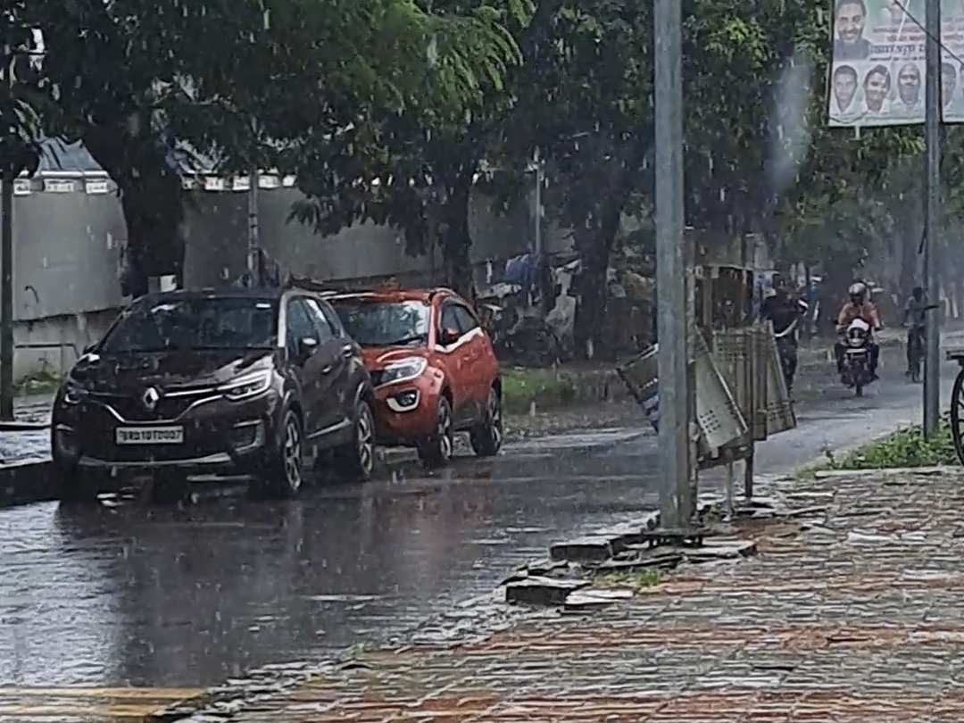 पटना में बारिश के दौरान की तस्वीर।