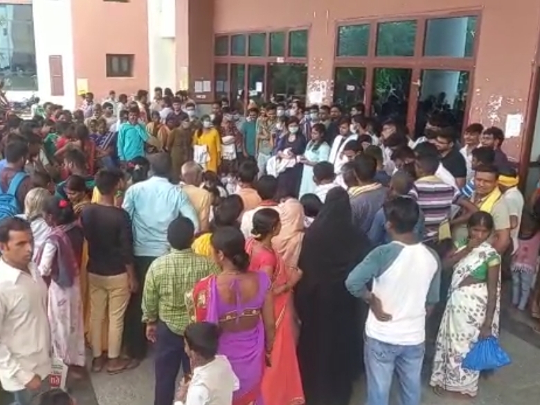 अस्पताल के बाहर मौजूद मरीज।