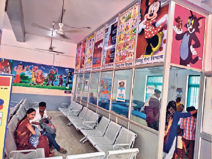एसकेएमसीएच के शिशु रोग विभाग के ओपीडी में लगे डिस्प्ले बोर्ड। - Dainik Bhaskar