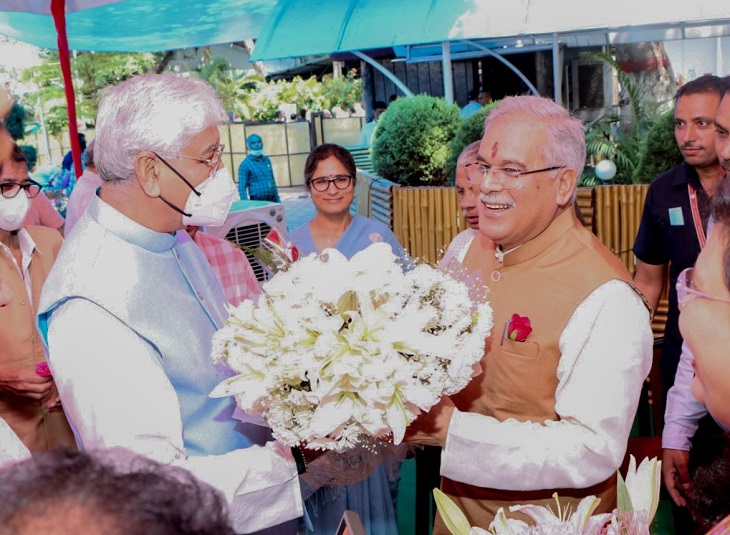 स्वास्थ्य मंत्री टीएस सिंहदेव ने मुख्यमंत्री निवास पहुंचकर भूपेश बघेल को बधाई दी।