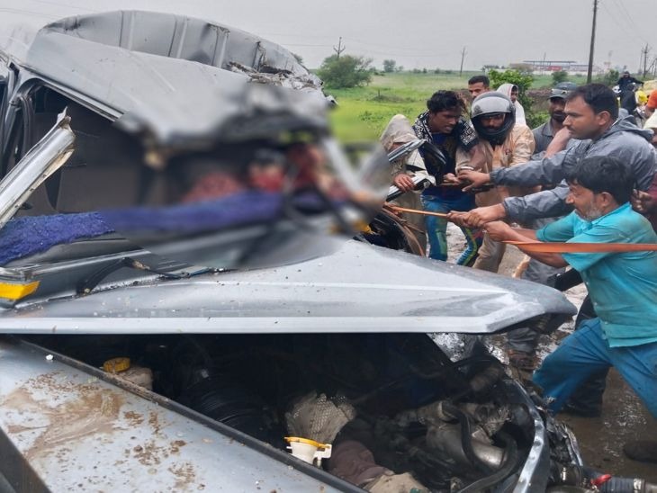 ट्रक की टक्कर से कुछ बच्चे स्कूल वाहन में बुरी तरह फंस गए थे।