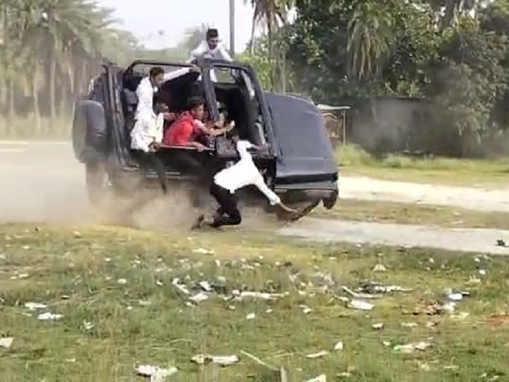 जीप के पलटते ही एक-एक कर सभी युवक नीचे गिर गए।