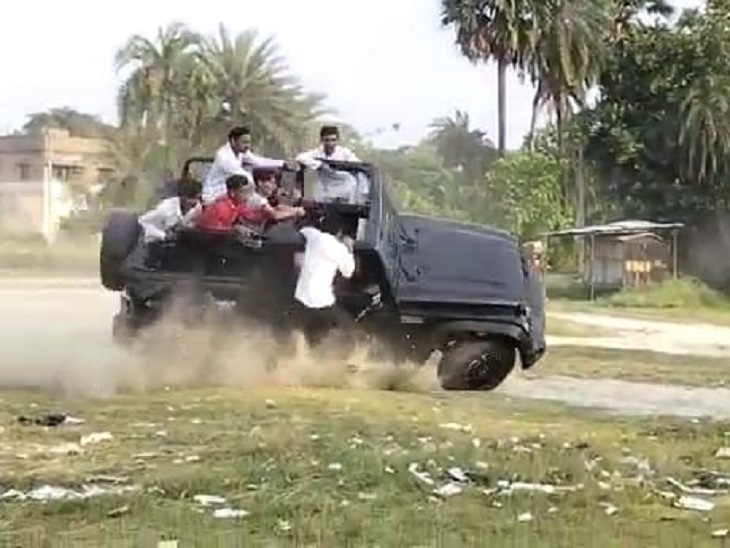 दूसरे चक्कर में पलटने के दौरान जीप पलट गई।