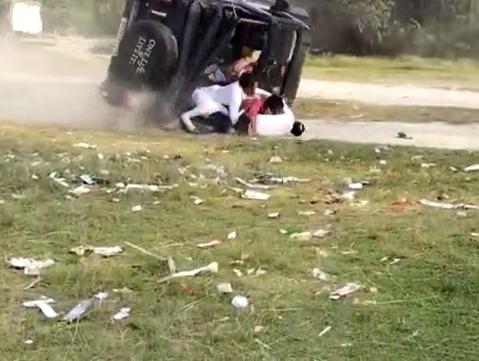 युवक गाड़ी के नीचे दबे रहे और भोजपुरी गाना बजता रहा।