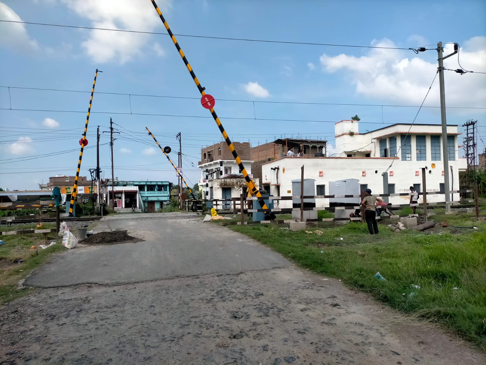 समस्तीपुर- खगड़िया रेलखंड के जितवारपुर रेलवे गुमटी पर लगा इलेक्ट्रिक गेट। - Dainik Bhaskar