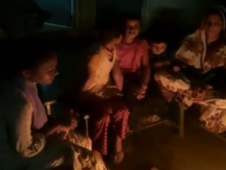 At the camp, the children kept insisting on going home all night. The children spent the night warming up a campfire.