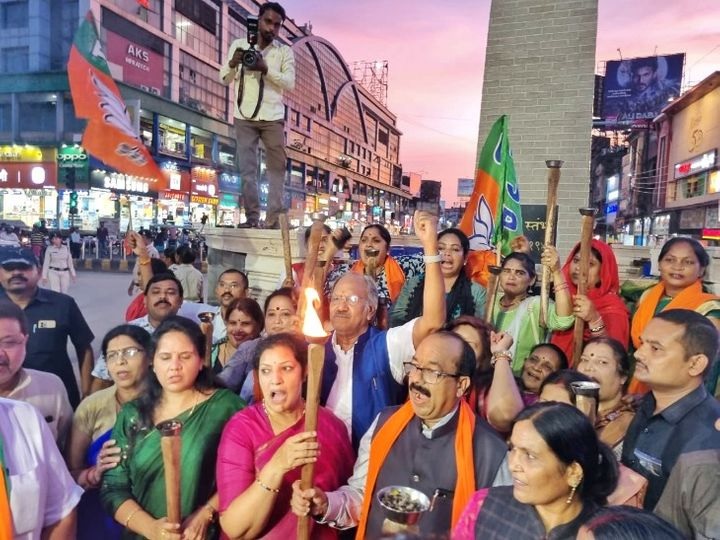 रायपुर में देर शाम भाजपा नेताओं ने मशाल जुलूस निकाला।
