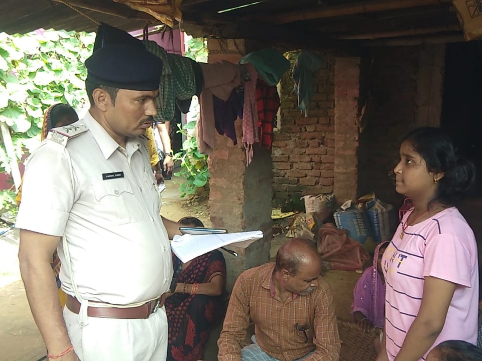 घटना के संबंध में परिजनों से पूछताछ करती पुलिस।