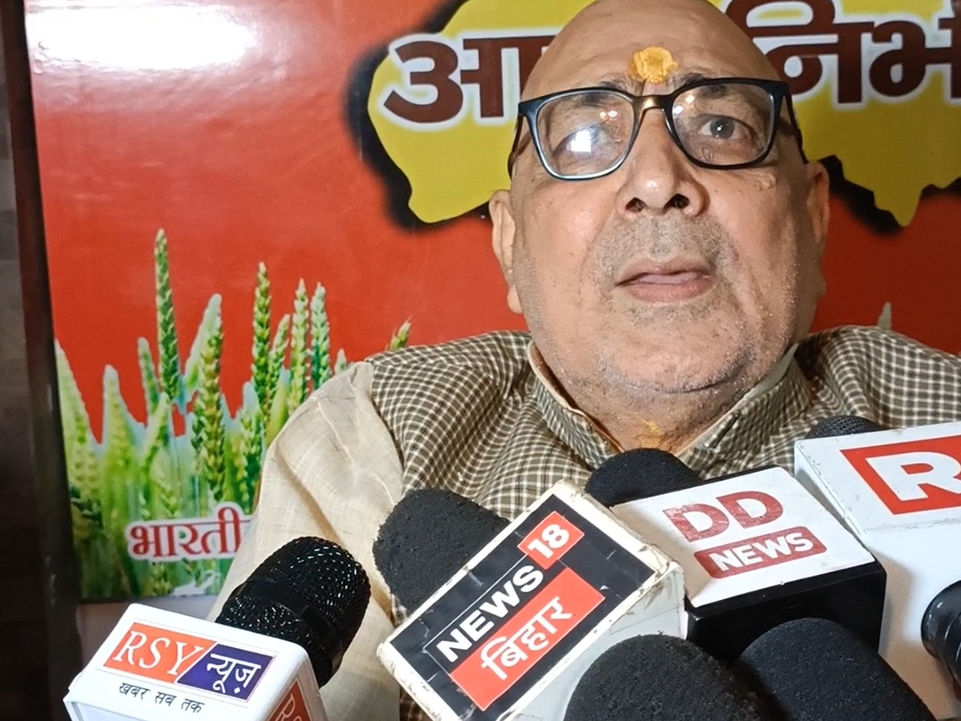 पटना स्थित पार्टी कार्यालय में प्रेस कॉन्फ्रेंस के दौरान केंद्रीय मंत्री गिरिराज सिंह।