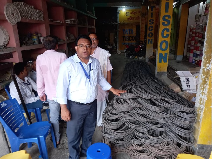 रेड करते पहुंची टीम। - Dainik Bhaskar