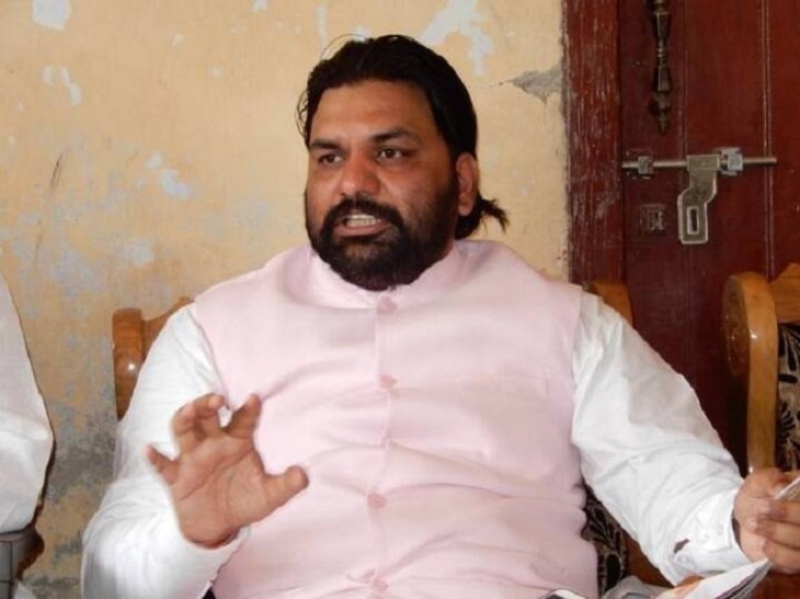 पूर्व मंत्री स्रमाट चौधरी तीन बार मंत्री रहने के साथ, विधानसभा में विपक्ष के मुख्य सचेतक रह चुके हैं।