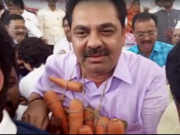 महंगाई के मुद्दे पर सरकार का विरोध करने के लिए NCP विधायक गले में गाजरों की माला पहनकर विधानसभा पहुंचे।