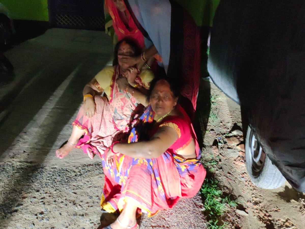 घटना के बाद रोते-बिलखते परिजन।