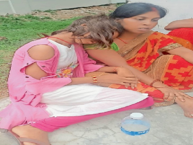 छात्रा की मौत के बाद मां से लिपट कर रोती छोटी बहन। - Dainik Bhaskar