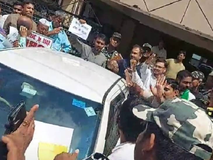 MLC सुनील सिंह के घर से निकल रही CBI की टीम को राजद के कार्यकर्ताओं ने घेरा और हंगामा करने लगे।