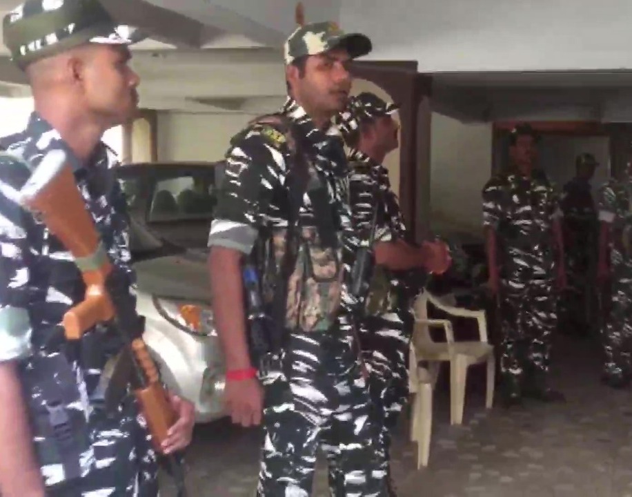 छापे के दौरान सुनील सिंह के घर पर भारी संख्या में सुरक्षा बल तैनात कर दिए गए हैं।