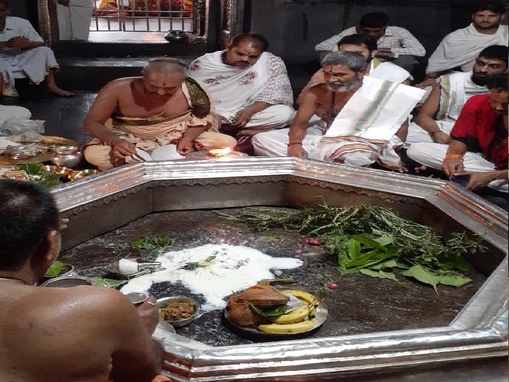 पूजा-अर्चना करते पंडित।