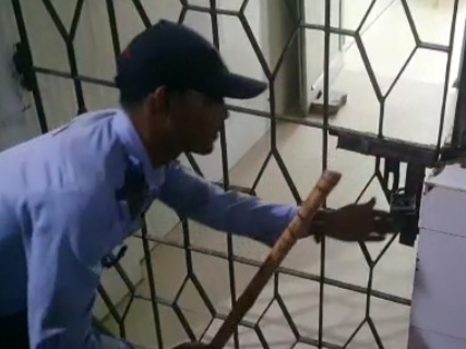 जूनियर डॉक्टर ने ताला जड़ दिया।