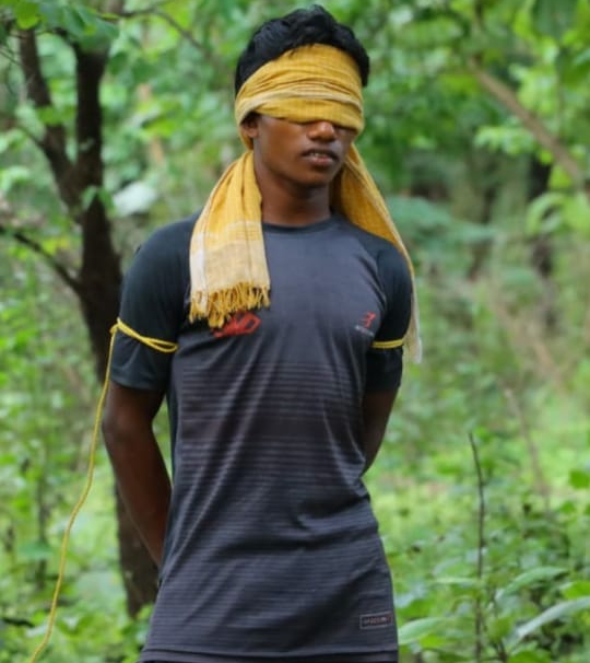 आंखों पर बांधी पट्टी।