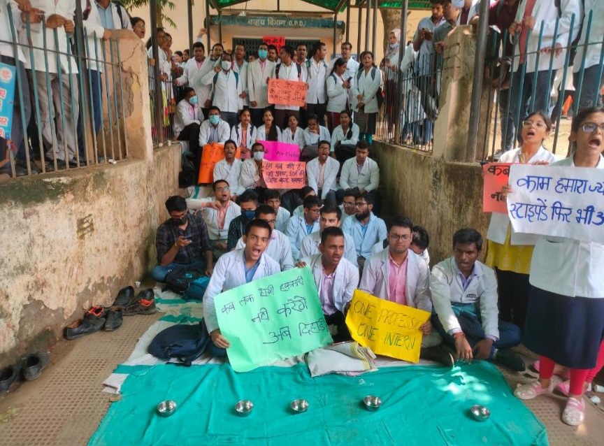 JLNMCH में जूनियर डॉक्टर्स ने मांगी भिक्षा: बोले- इतने स्टाइपेंड में कुछ  नहीं होता, 15 से 35 हजार करें सरकार, नही तो आंदोलन जारी रहेगा – Bharat News  India