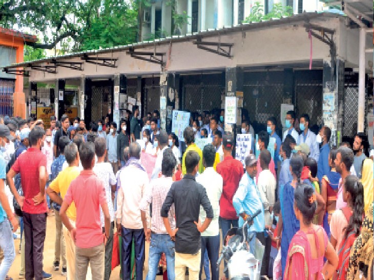 मरीज रजिस्ट्रेशन काउंटर खुलने के इंतजार में ताे इंटर्न नहीं खाेलने देने के लिए डटे रहे - Dainik Bhaskar