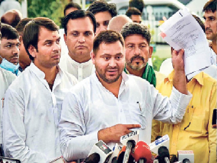 मीडिया से मुखातिब डिप्टी सीएम तेजस्वी व मंत्री तेजप्रताप यादव। - Dainik Bhaskar