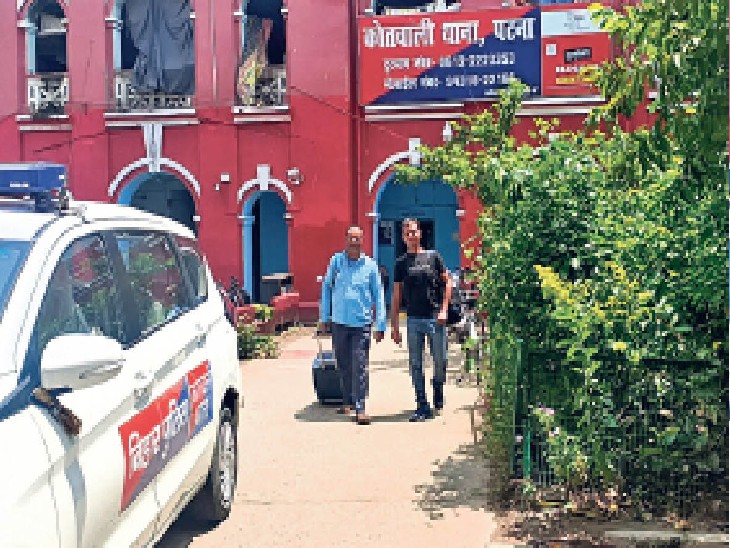 विदेश भेजने के नाम पर ठगी के शिकार युवक। - Dainik Bhaskar