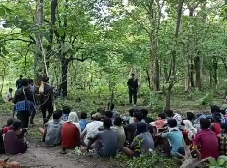 जीवन के हाथ बांध कर जनता के बीच ले जाते नक्सली।