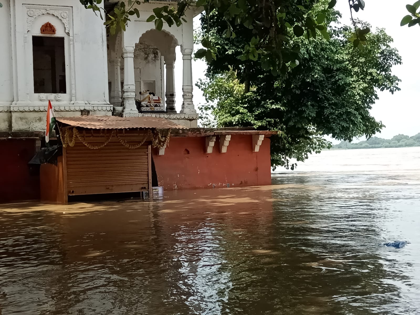 Ganga is in spate 700 cm away from the warning label, flood post alert ...