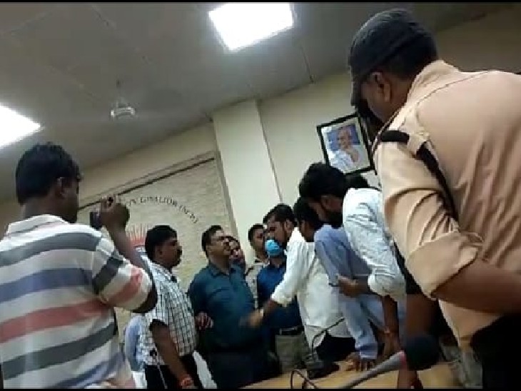 कुलपति पर नाराजगी जताते हुए छात्र नेता।