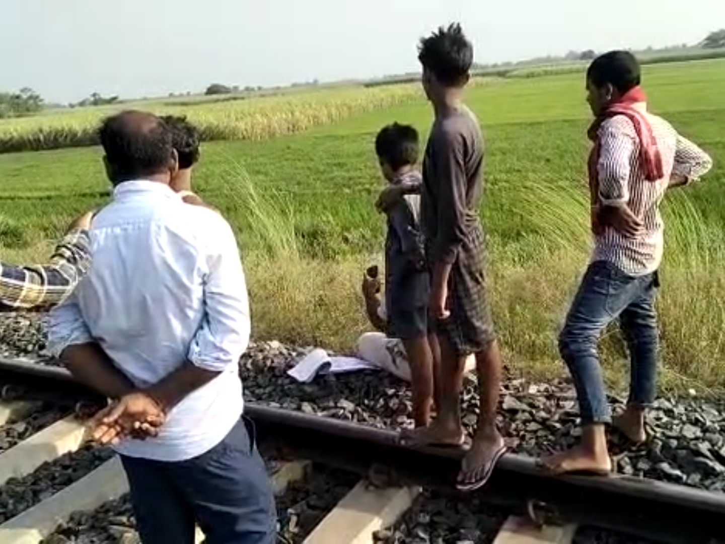 बगहा में रेलवे ट्रैक पर मिला युवक का शव: हत्या या फिर आत्महत्या की पेज में फंसी  पुलिस, मामले की जांच में जुटी – Bharat News India