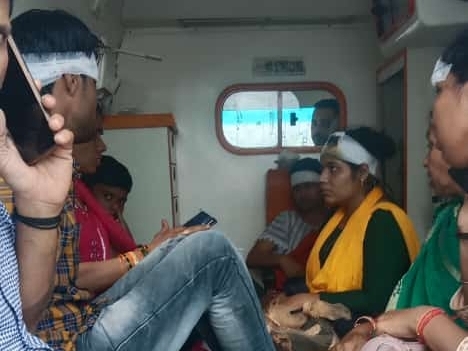 ऊना के मैहतपुर में कार की टक्कर के बाद घायल हुए पर्यटक।