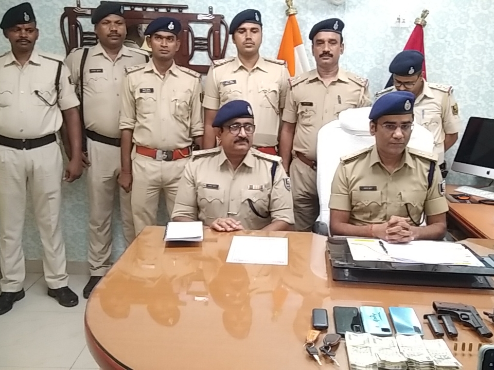 पिता-पुत्र ने गिरोह साथ की लूटपाट, देसी पिस्टल, कारतूस और कैश बरामद |  Father-son gang robbed, recovered country-made pistol, cartridges and cash  - Dainik Bhaskar
